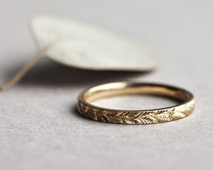 Image of 18ct yellow gold 2mm Laurel Leaf engraved ring