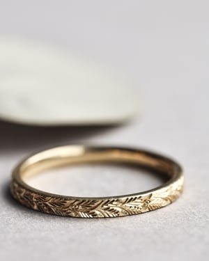 Image of 18ct yellow gold 2mm Laurel Leaf engraved ring