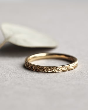 Image of 18ct yellow gold 2mm Laurel Leaf engraved ring