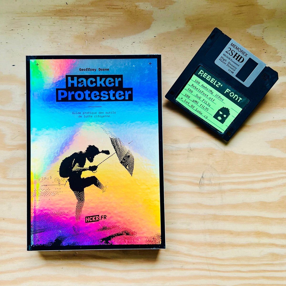 Image of Disquette Rebelz Font + Livre Hacker Protester Holographique