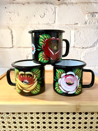 Black Enamel Mug With Traditional Canal Roses