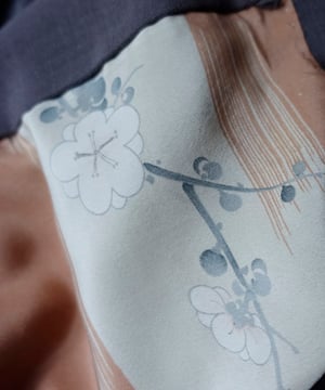 Image of Kort kimono dame af silke med sakura blomster - vendbar