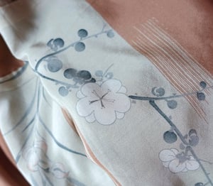 Image of Kort kimono dame af silke med sakura blomster - vendbar