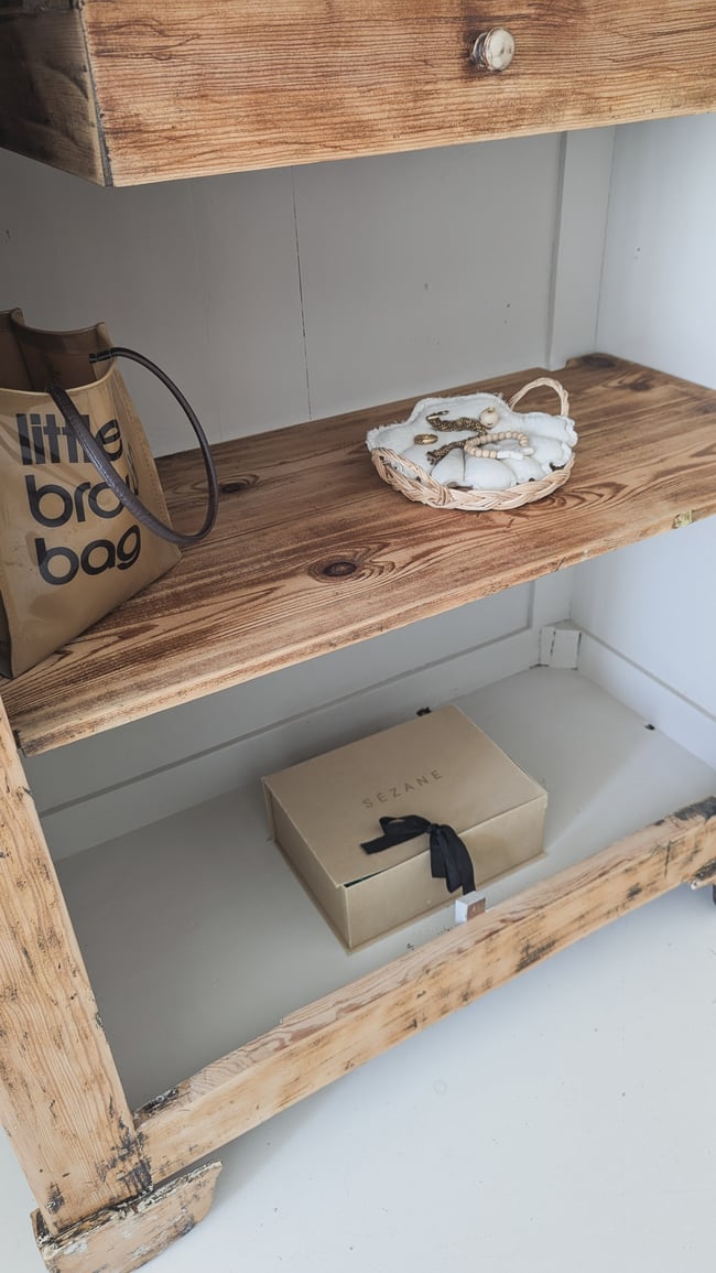 Armoire sans portes. 