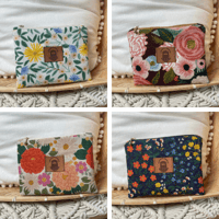 Image 1 of Pochettes zippées Salem "fleurs blanc","english garden bordeaux","fleurs roses","champ bleu"