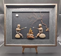 CAMPFIRE PEBBLE COUPLE ROASTING MARSHMALLOWS ***FREE UK POSTAGE***