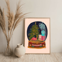 Image 1 of Tirage d'art Illustration Boule à neige de Noël 2024
