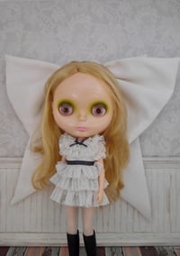 Image 5 of Wistful white Bow for Blythe!