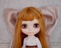 Image 2 of Rose Gold Textured Bow for Blythe!