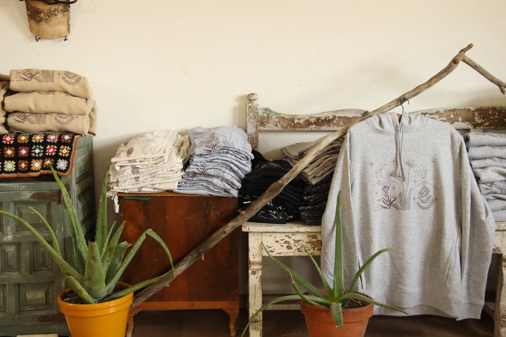 Image of sudadera CAMBIANDO DE PIEL gris