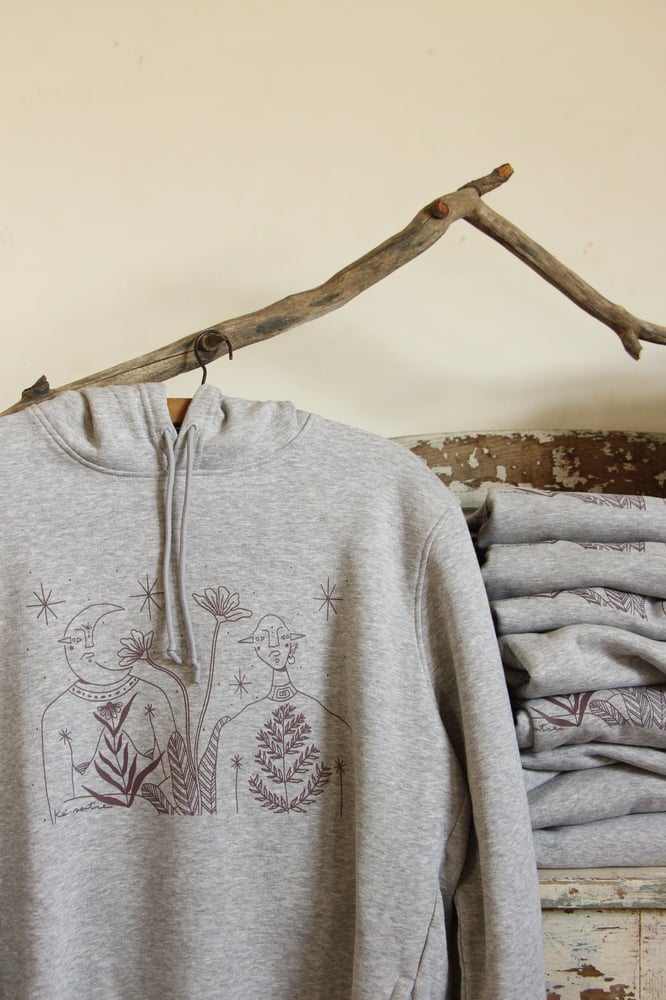 Image of sudadera CAMBIANDO DE PIEL gris