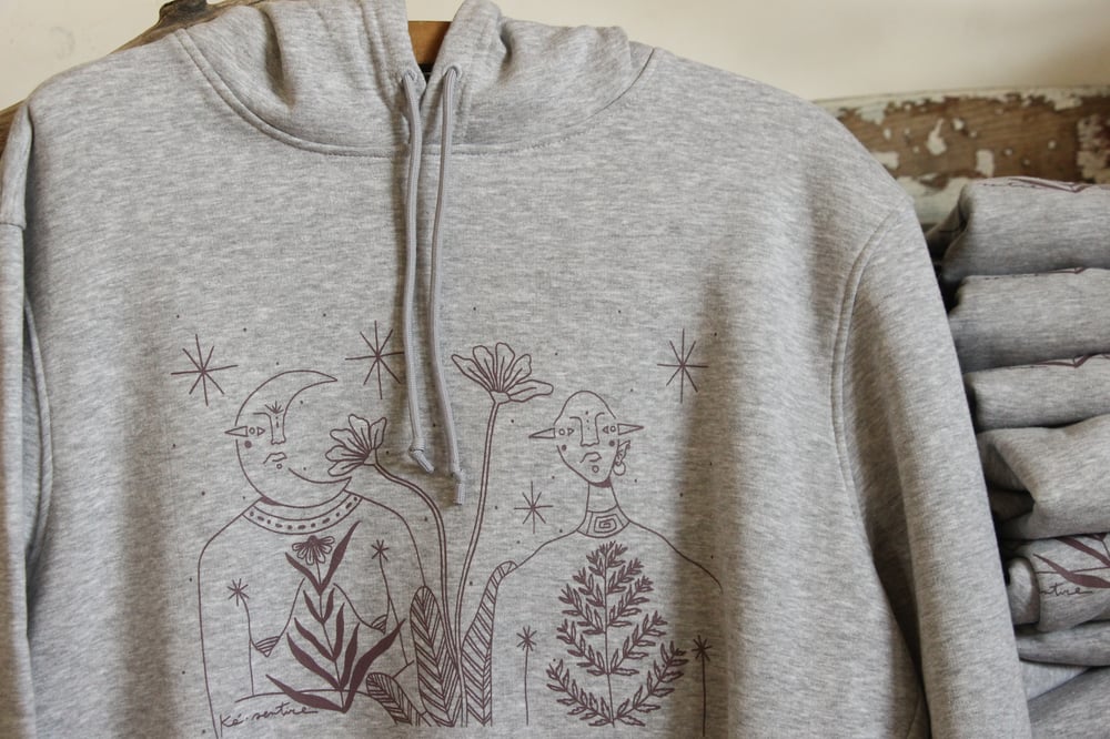 Image of sudadera CAMBIANDO DE PIEL gris