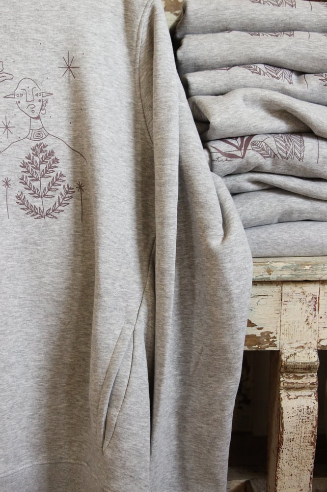 Image of sudadera CAMBIANDO DE PIEL gris