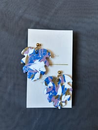 Image 2 of Monstera Leaves earrings (blue/purple)