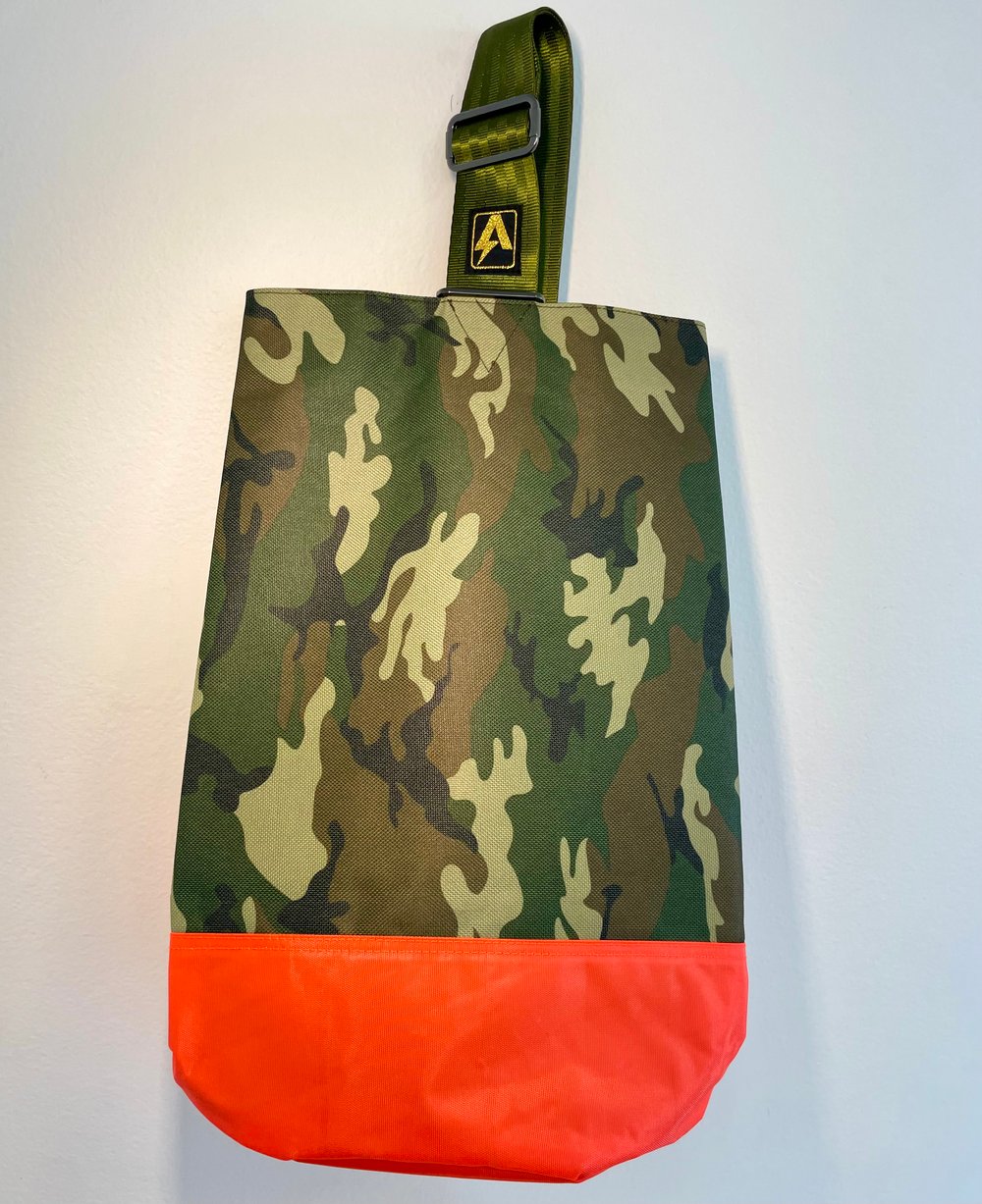 Image of CROSSBODY CAMO BUCKET TOTE 