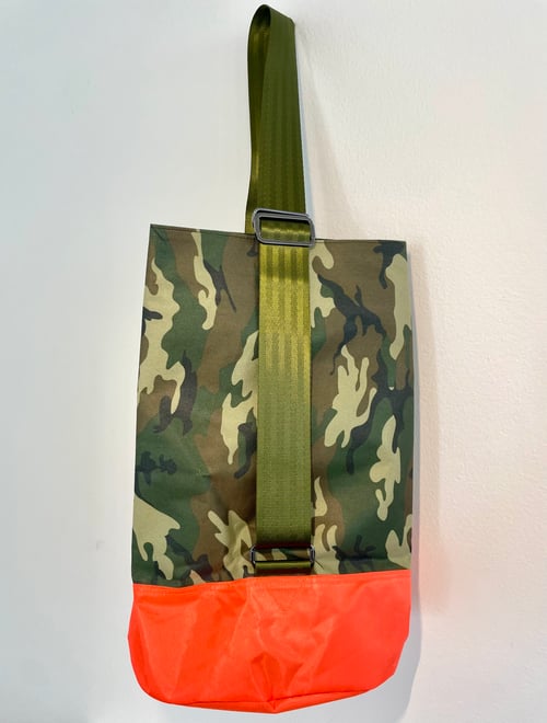 Image of CROSSBODY CAMO BUCKET TOTE 