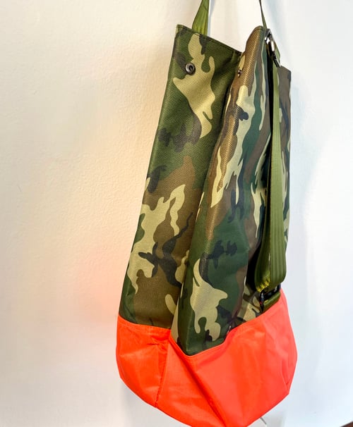 Image of CROSSBODY CAMO BUCKET TOTE 