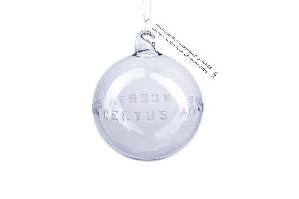 Image of "Certain in the face..." 8 cm Christmas tree ball with inscription in Latin