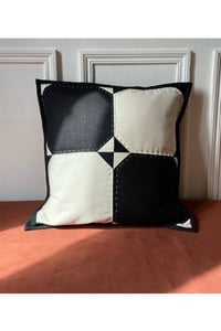 Coussin En Patchwork "Rob Peter To Pay Paul" - Lin Noir & Écru - À La Commande