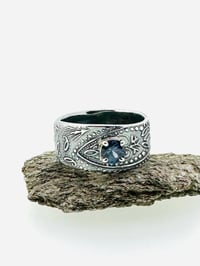 Image 2 of size 7 paisley band with blue spinel gemstone