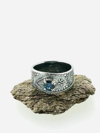 Image 3 of size 7 paisley band with blue spinel gemstone