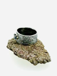 Image 4 of size 7 paisley band with blue spinel gemstone