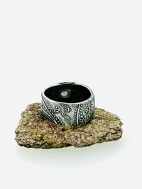 Image 5 of size 7 paisley band with blue spinel gemstone