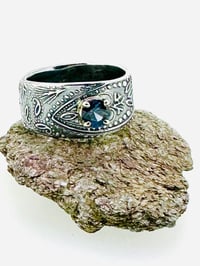 Image 10 of size 7 paisley band with blue spinel gemstone