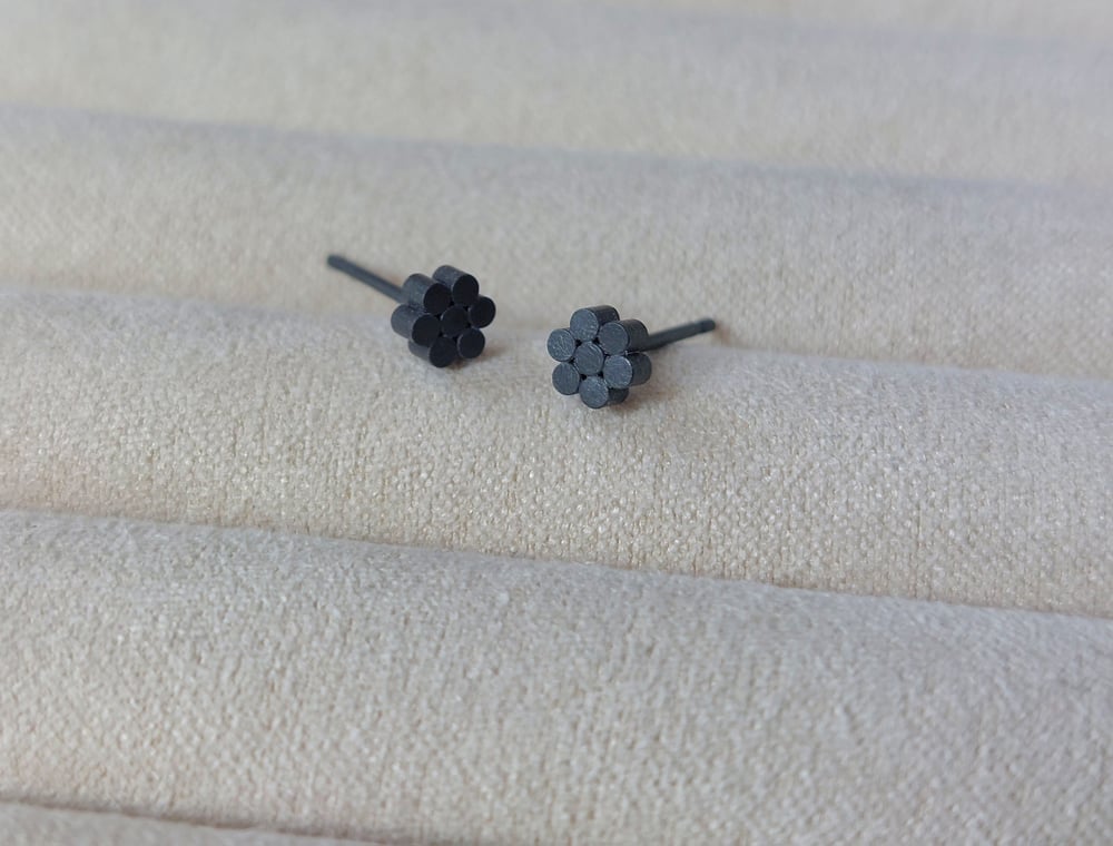 Image of Micro Millefleur Earstuds, Black 