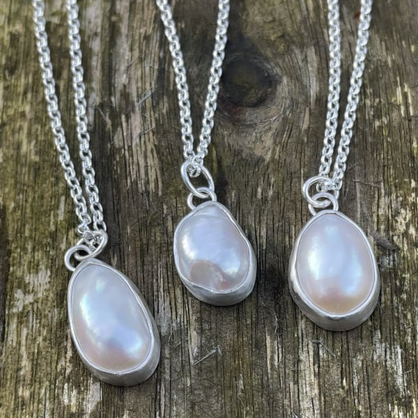 Image of Freeform Pearl pendant