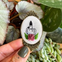 Broche doigt d'honneur witchy