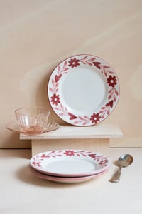 Image 3 of Flores Rojas Plato Postre