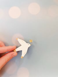 Image 3 of La mouette heureuse, broche en cuir