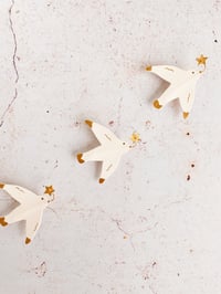 Image 1 of La mouette heureuse, broche en cuir