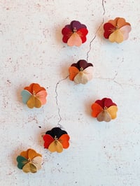 Image 1 of La pensée chaleureuse - broche en cuir