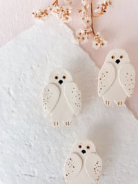 Image 3 of La chouette Ursule – broche en cuir
