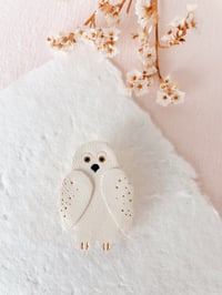 Image 1 of La chouette Ursule – broche en cuir