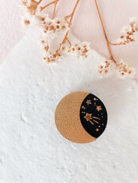 Image 1 of La douce nuit, broche en cuir