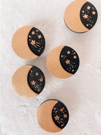 Image 4 of La douce nuit, broche en cuir