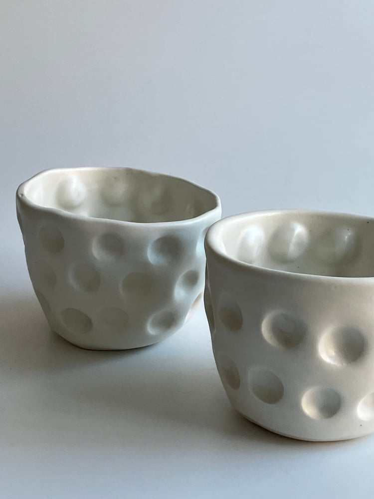 Image of small porcelain beakers 