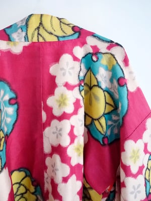 Image of Kort kimono dame af vin-pink silke med sakurablomster - vendbar