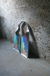 Image 2 of vsakodneva torba HOLOGRAMSKO SREBRNA // daily shopper HOLOGRAPHIC SILVER