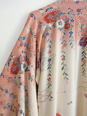 Image of Silke kimono dame råhvid, rosa og sort m. blomsterranker 