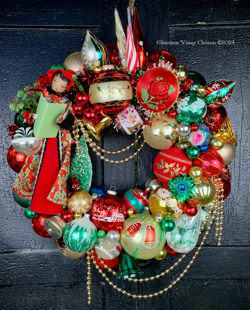 Image of CHRISTMAS CAROLER  Wreath