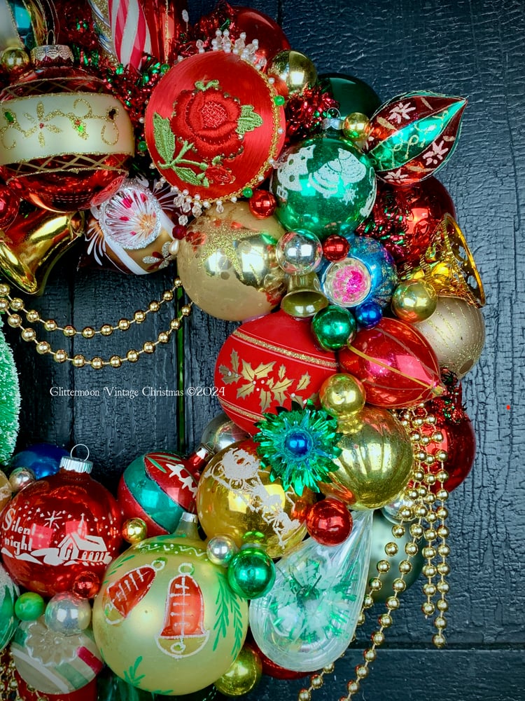 Image of CHRISTMAS CAROLER  Wreath