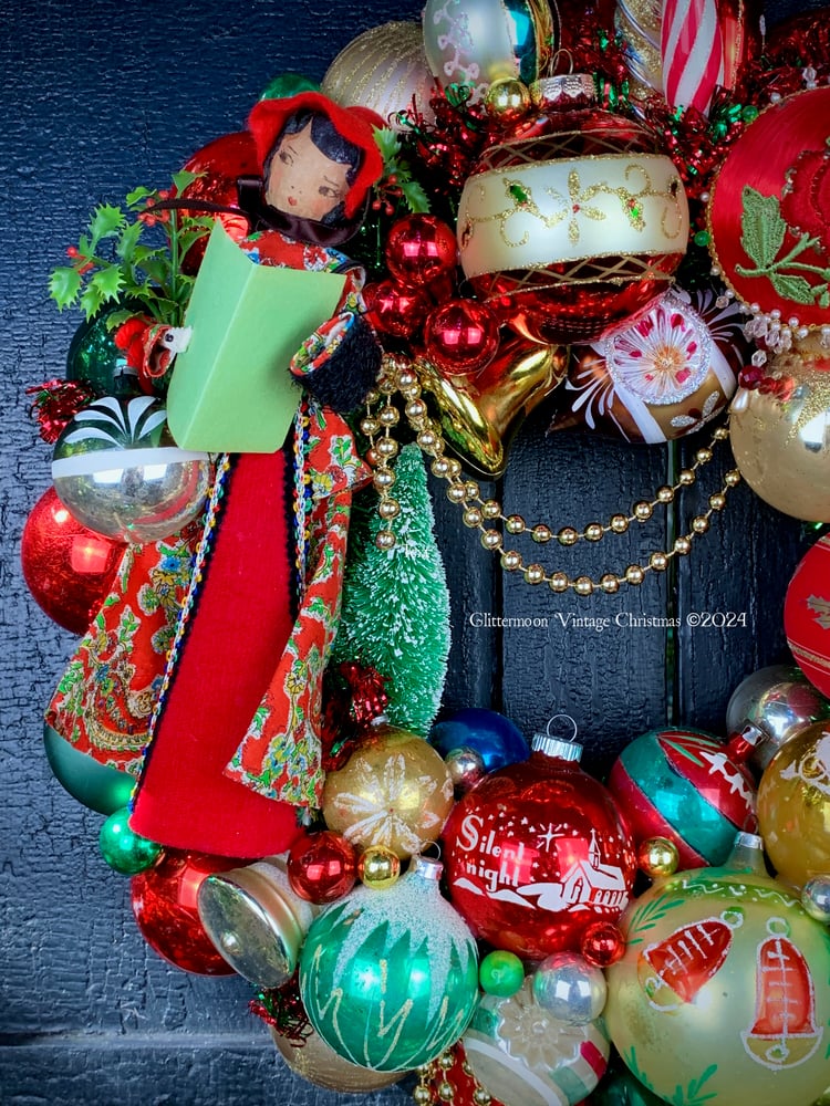 Image of CHRISTMAS CAROLER  Wreath