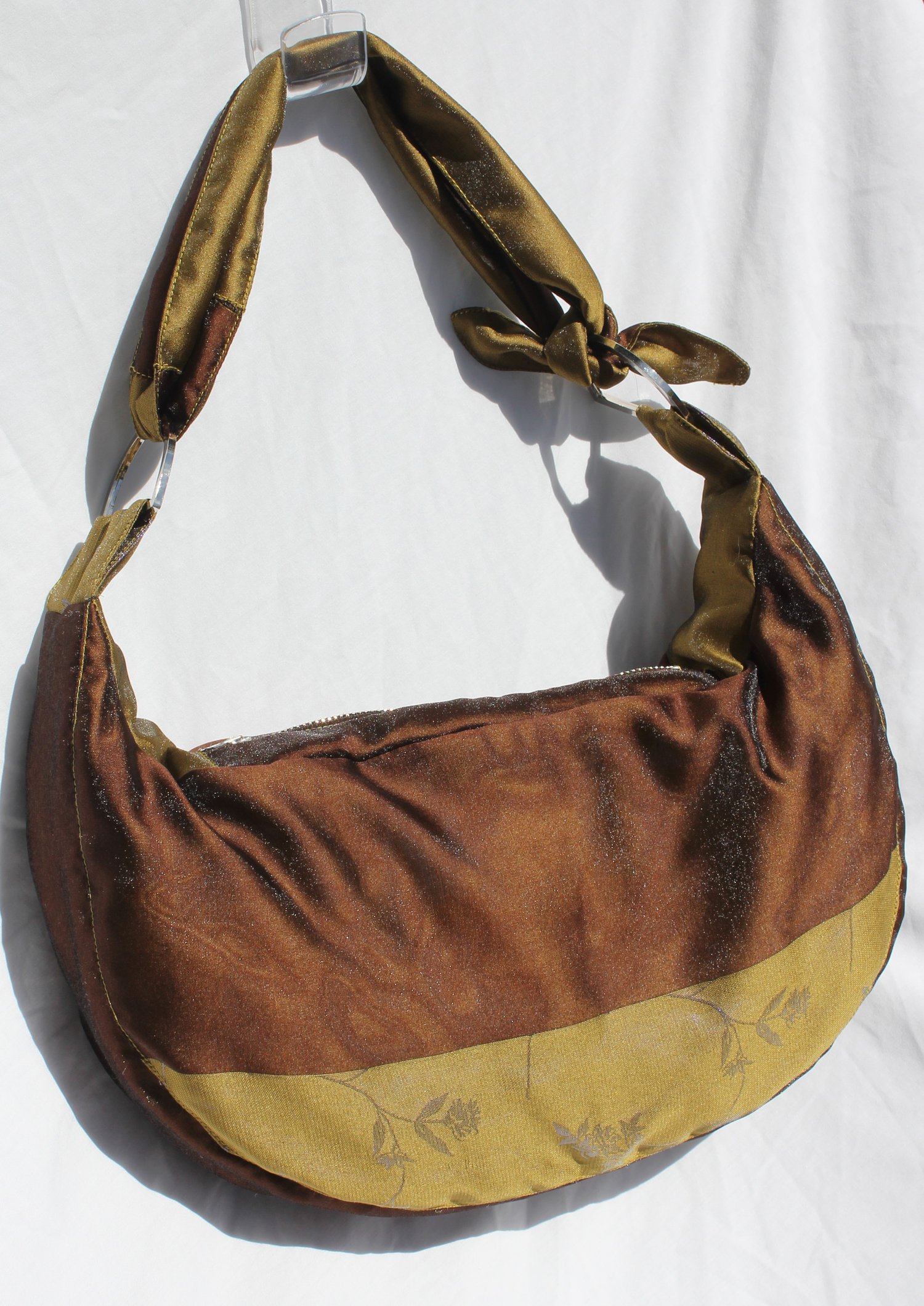 Image of 'vessel to hold your baggage' 003 - small padded brown