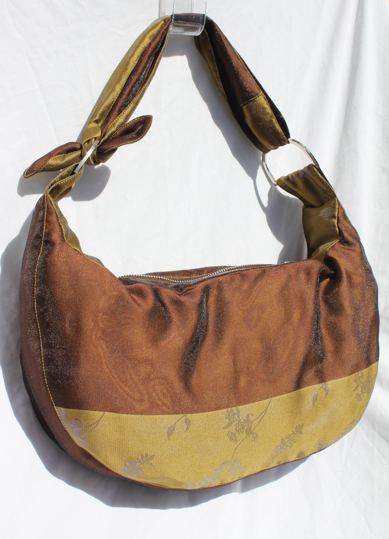 Image of 'vessel to hold your baggage' 003 - small padded brown