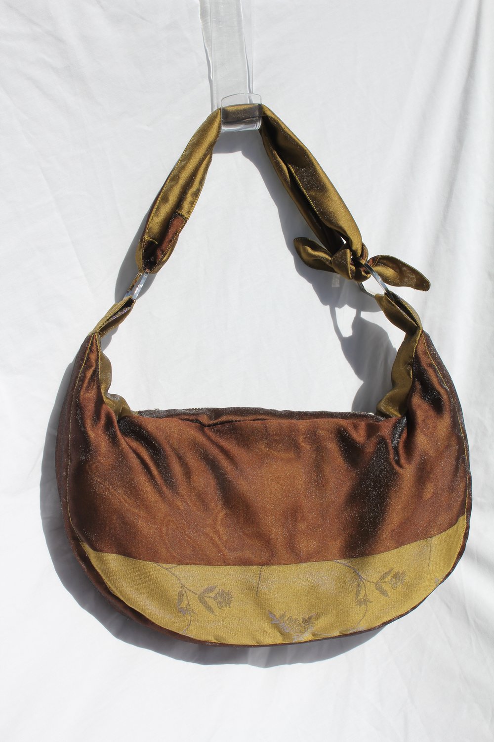 Image of 'vessel to hold your baggage' 003 - small padded brown