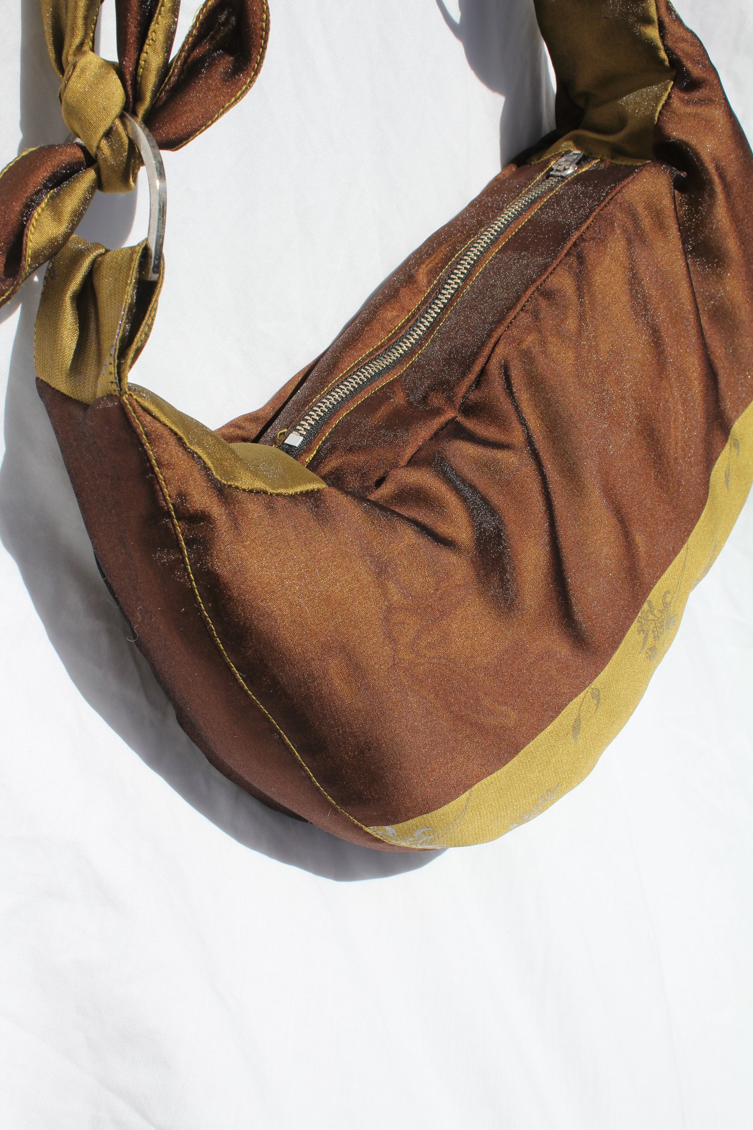Image of 'vessel to hold your baggage' 003 - small padded brown